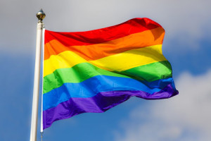 Ook in Dalfsen wappert voortaan de Regenboogvlag